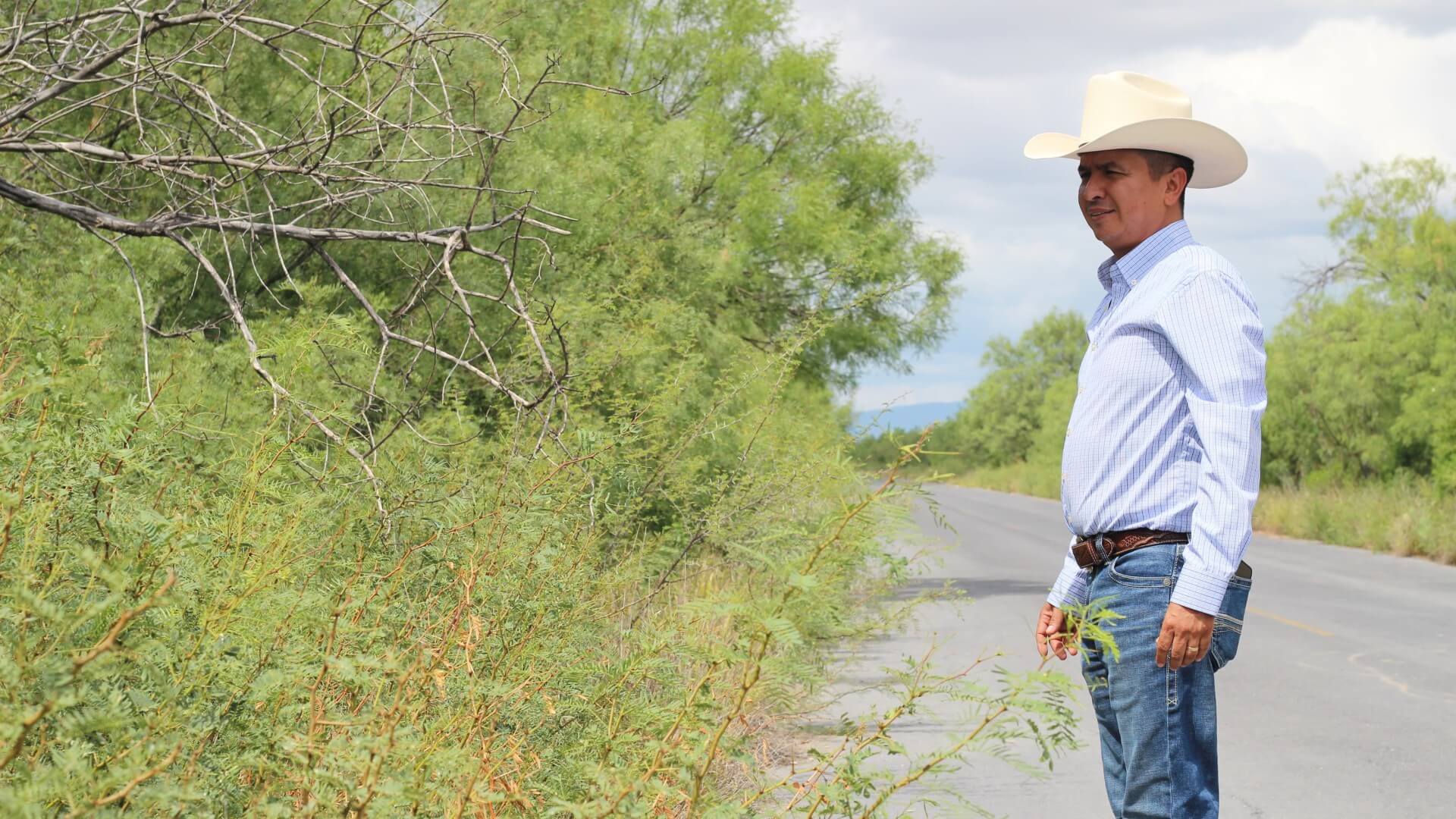 "Alcalde Fernando Juárez Inicia Limpieza del Camino hacia la Comunidad Valladares"