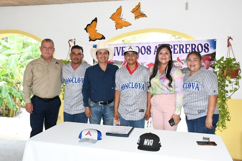 Alonso Buentello, el Orgullo Candelense que Firma con Acereros de Monclova"  Joven Candelense Alonso Buentello Firma con Acereros de Monclova y se Convierte en Orgullo de la Comunidad