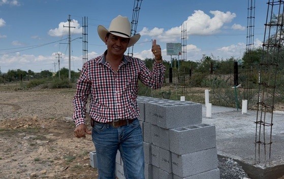 "Alcalde Fernando Juárez Apoya con Material para Construcción de Baños en el Ejido Huizachal"