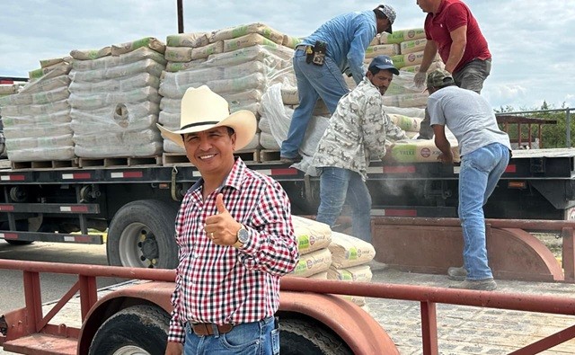 "Alcalde Fernando Juárez Entrega Materiales a bajo costo al Ejido Huizachal"